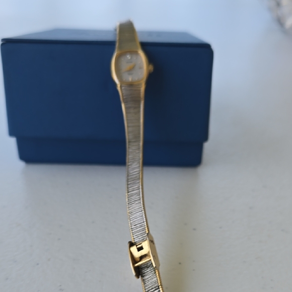 Elegant Gold Women's Watch - Picture 1 of 3